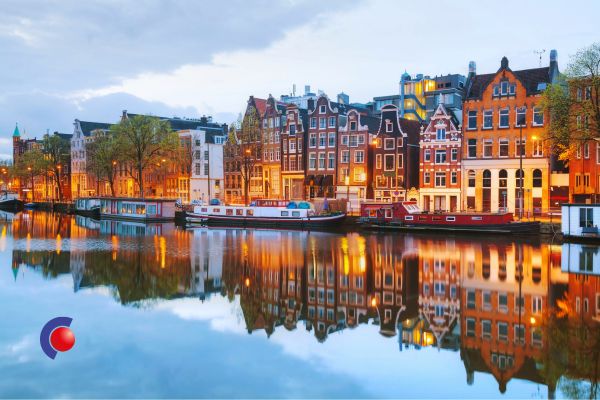 Geniet volop in de indrukwekkende grachten van Amsterdam