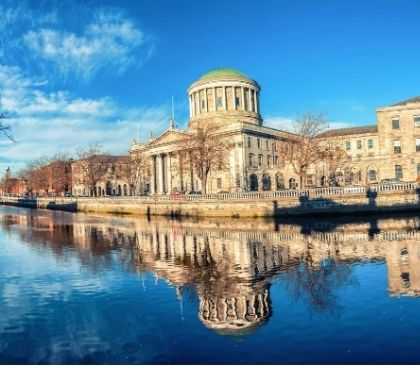 Groepsbezoek vier rechtbanken gebouw Dublin 