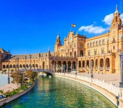 Lekker ronddwalen over Plaza de Espana in Sevilla met uw groep