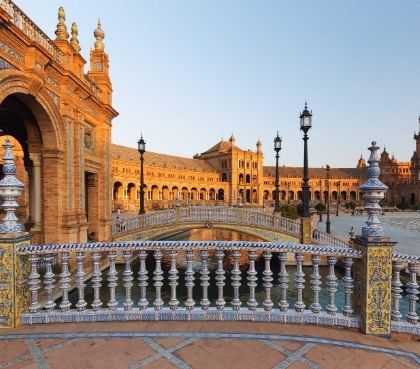 Groepsbezoek aan het Spaanse plein in Sevilla 