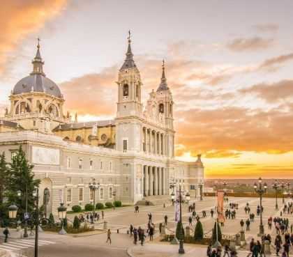Groepsbezoek naar de adembenemende Almudena Kathedraal in Madrid