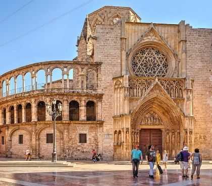 groepsbezoek aan de grootse kathedraal in Valencia