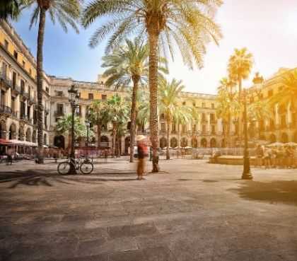 Het altijd gezellige plaza Real in Barcelona en zeker een bezoek waard met uw groepsreis 