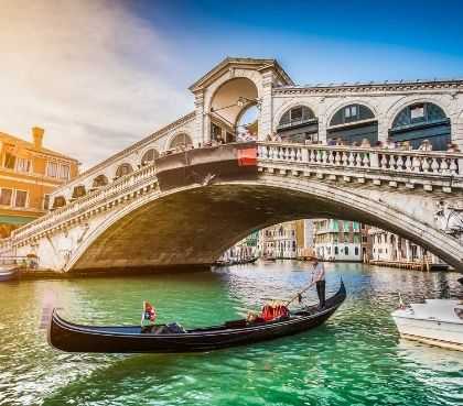 groepbezoek aan de mooie Rialto brug in Venetie 