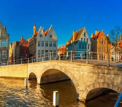 Slenter met uw groepsreis langs het mooie kanaal in Brugge 