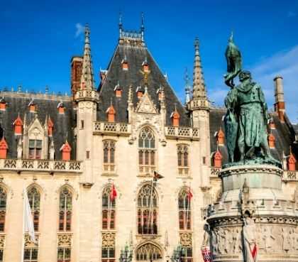 Groepsbezoek aan de mooie provinciaalse hof in Brugge 